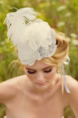 White bridal hat with feathers 3