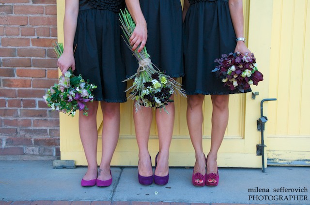 Bridesmaids with boquets and shoes 0434