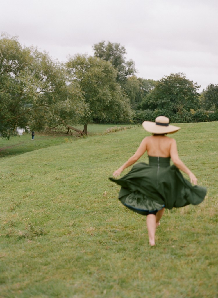 English countryside anniversary shoot, Cambridge Anniversary Shoot, Green wedding inspriation,