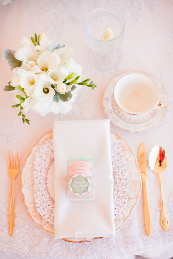 tea party bridal shower, stephanie uchima, preppy chic, lace, tea cups, callalilies, place setting