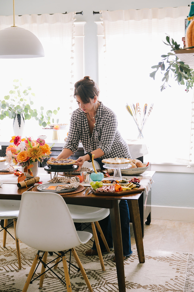 A Modern & Colorful 2021 Thanksgiving Celebration