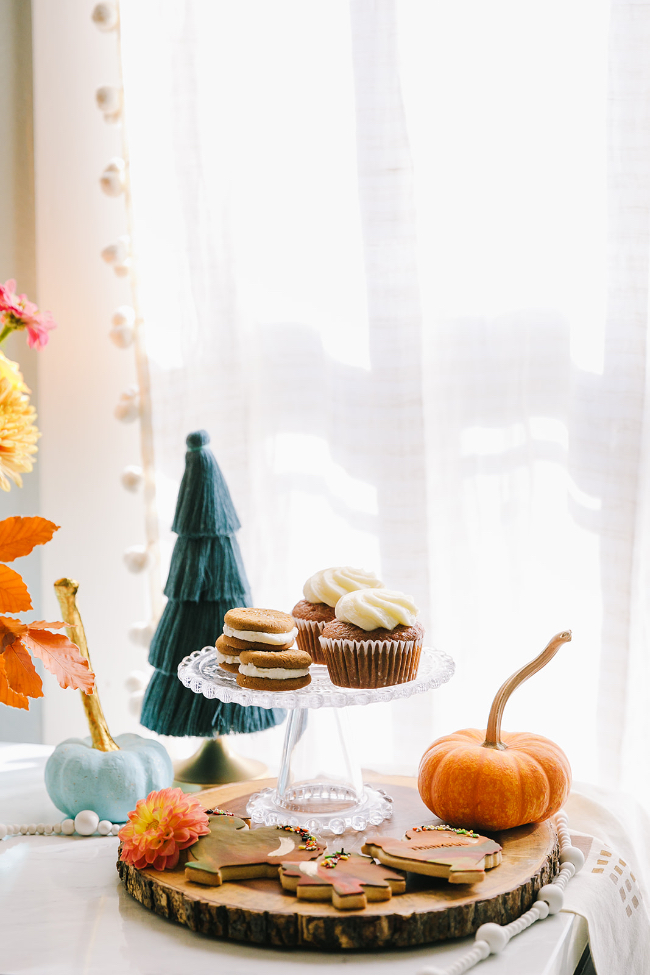 A Modern & Colorful 2021 Thanksgiving Celebration